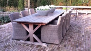 Tuintafel op maat laten maken vergrijsd
