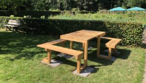 Rolstoel picknicktafel hardhouten Bartiméus Doorn