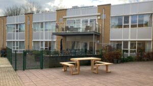 TENSO rolstoel picknicktafel hardhout SVRZ