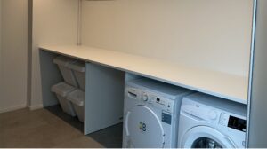 Bijkeuken wasmachine werkblad op maat laten maken