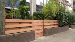 Hardhouten schutting met poort op maat laten maken