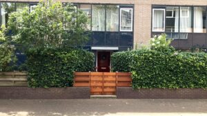 Hardhouten schutting met dubbele poort op maat laten maken